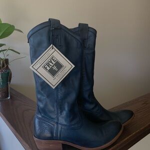 Stunning Frye Women’s Size 8 Blue Leather Boots